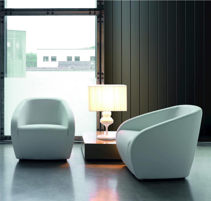 Arnold Armchair, Dema