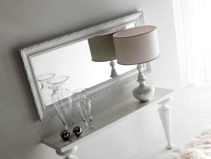 Greta Mirror, Corte Zari