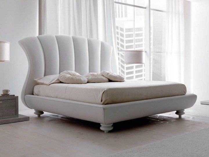 Leon Bed, Corte Zari