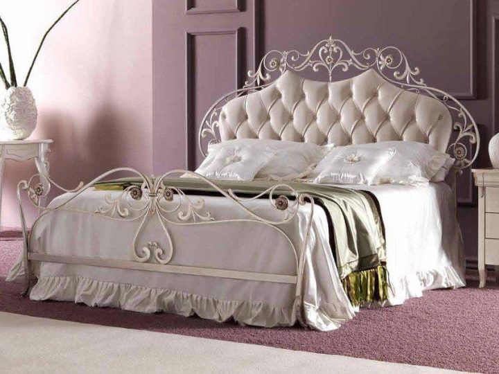 Olimpia Bed, Corte Zari