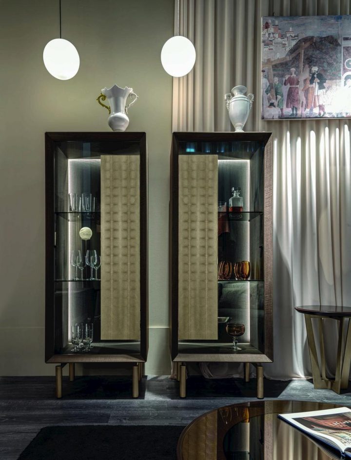 Quadro Display Cabinet, Grilli