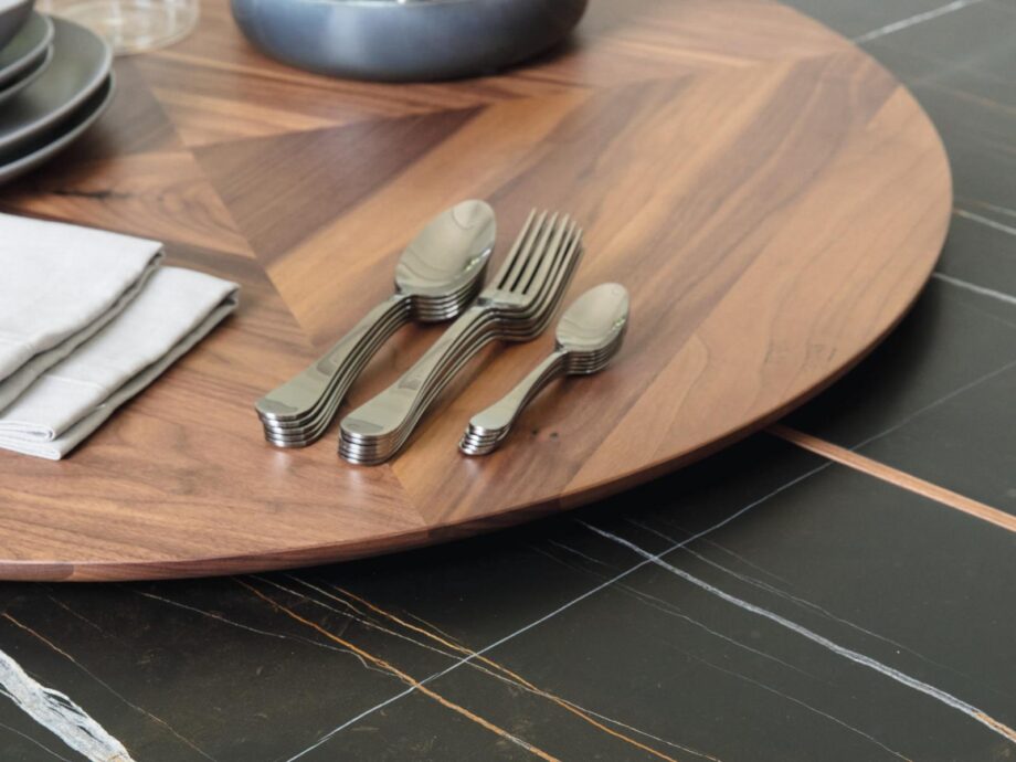 Thayl Table Porada