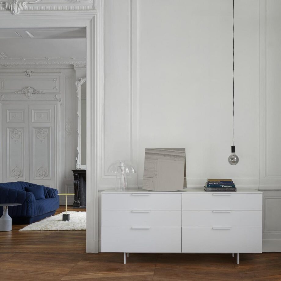 Cylinder pendant lamp | Ligne Roset. Sleek pendant lamp with dark silicone fittings and 300 cm cable. Comes with energy-efficient LED bulb. Stylish and energy-saving.
