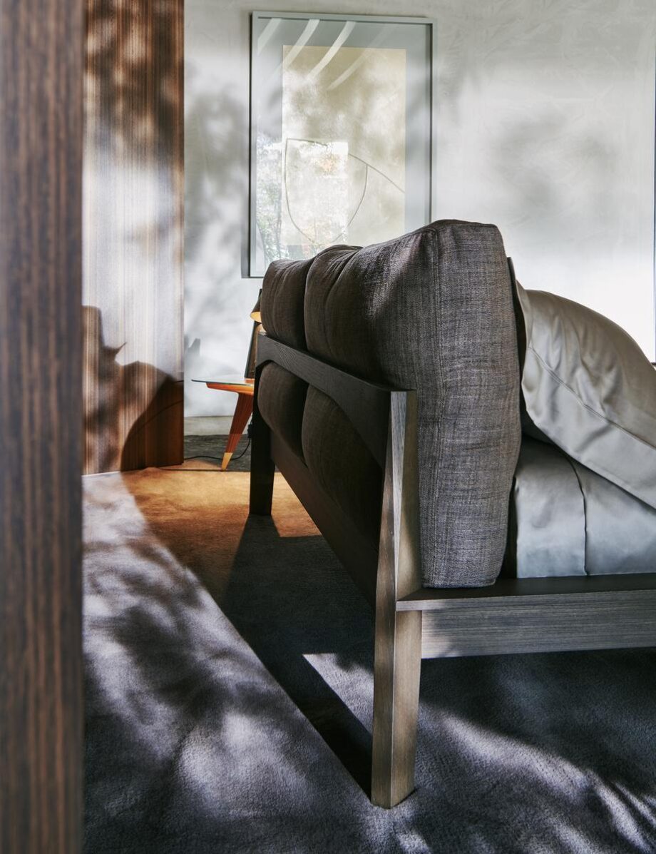 Wish bed | Molteni. Timeless solid wood bed with minimal design, featuring comfortable head cushions in fabric or leather for a classic elegance.