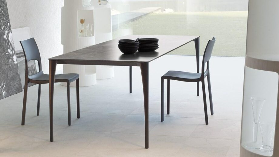 Sol table | Bonaldo. Innovative Sol table with elegant, minimalist design; features slender aluminium legs and versatile style for various room decor; ideal for both work and social settings.