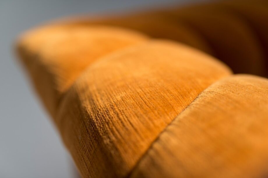 Fedro sofa | Mantellassi 1926. Three-seater sofa with quilted backrest, durable hand-scratched steel frame, and customizable options for a cosmopolitan style.