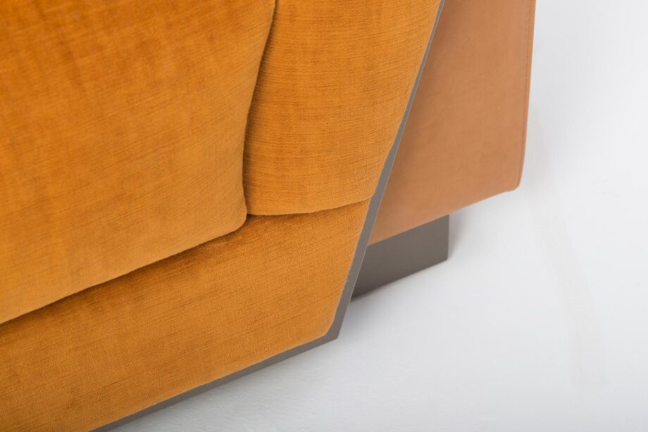 Fedro sofa | Mantellassi 1926. Three-seater sofa with quilted backrest, durable hand-scratched steel frame, and customizable options for a cosmopolitan style.