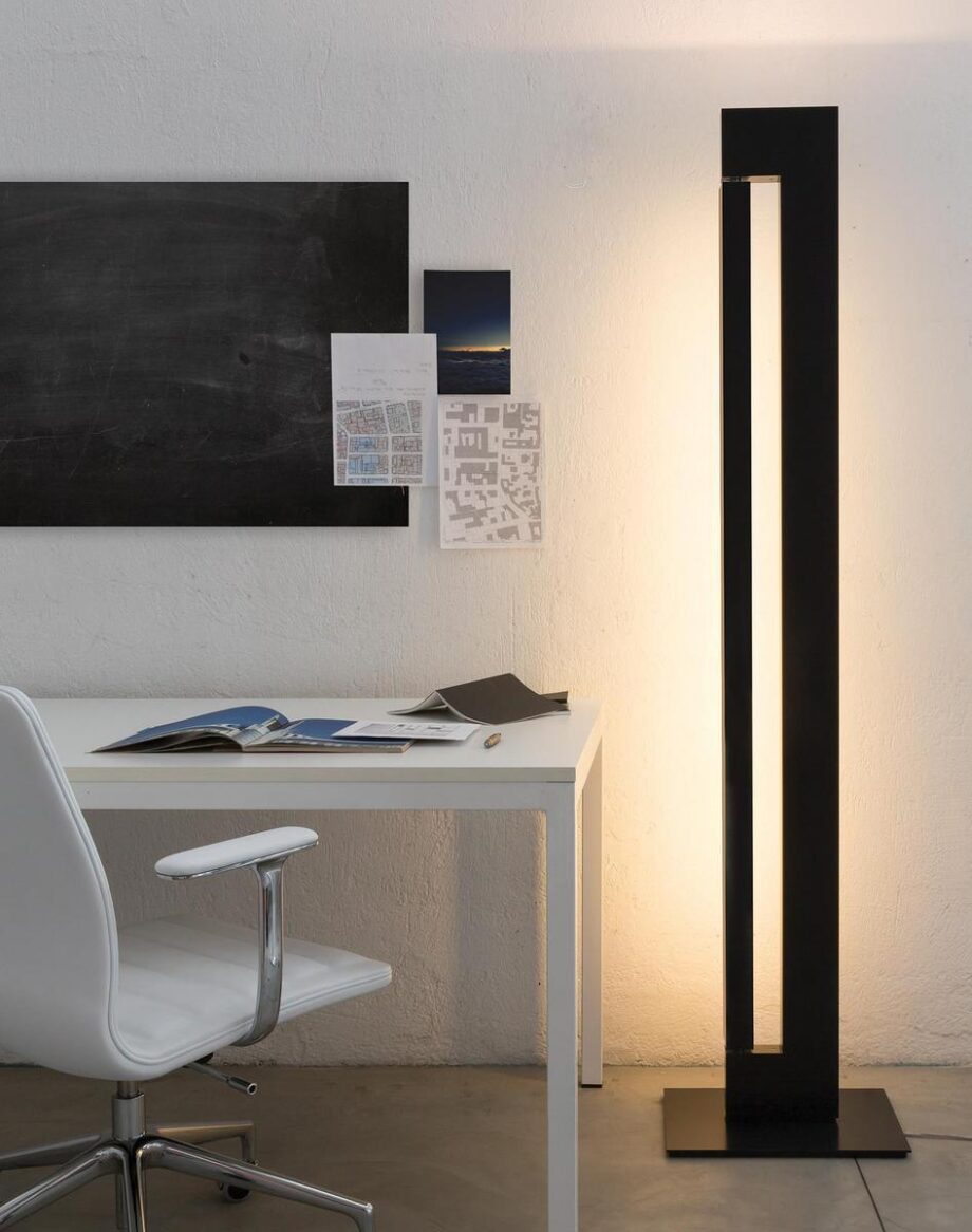 Ara floor lamp | Nemo. Floor lamp with LED and halogen sources for wide, adjustable light. Dimmable and switchable for versatile use.