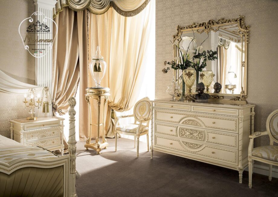 14658 mirror | Modenese Gastone. Elegant figured mirror with intricate frame design, enhances room aesthetics and functionality.