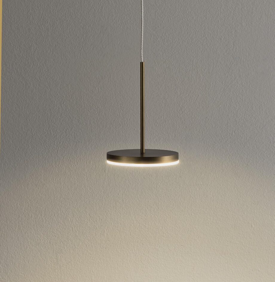 Bella pendant lamp | Panzeri. Stylish pendant lamp with adjustable head, STEP DIM technology, and multiple light settings for versatile illumination options.