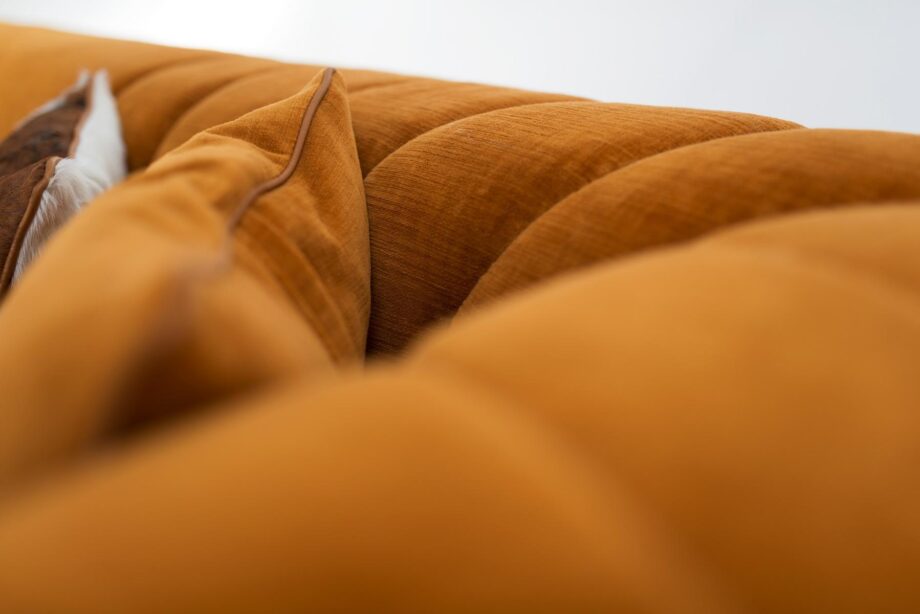 Fedro sofa | Mantellassi 1926. Three-seater sofa with quilted backrest, durable hand-scratched steel frame, and customizable options for a cosmopolitan style.