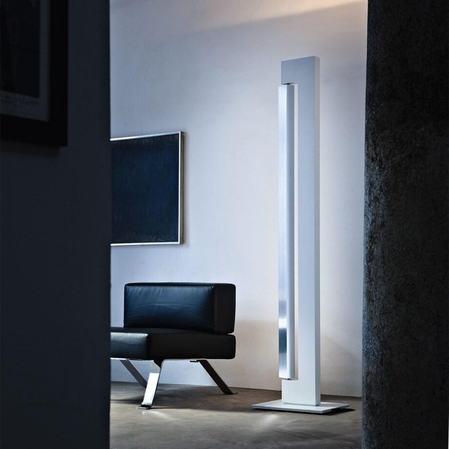 Ara floor lamp | Nemo. Floor lamp with LED and halogen sources for wide, adjustable light. Dimmable and switchable for versatile use.