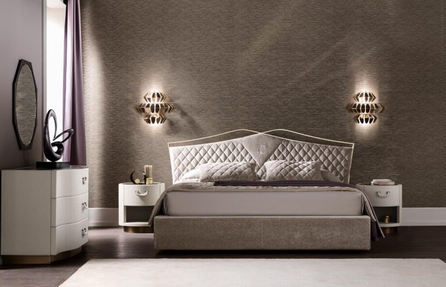 Valentino chest of drawers | Cantori. Elegant leather-upholstered dresser with vintage-inspired handles and a bronze base, offering a unique blend of luxury and practicality for sophisticated bedroom storage.