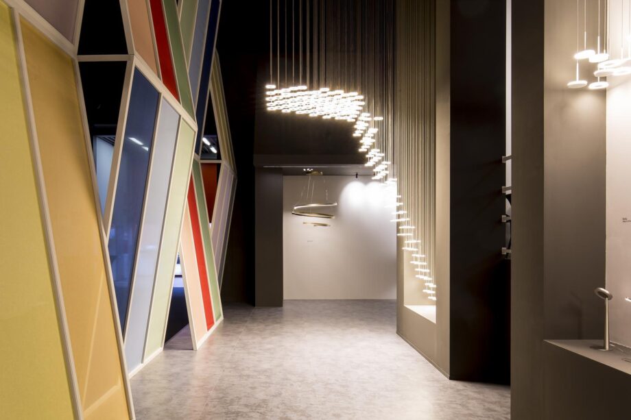 Bella pendant lamp | Panzeri. Stylish pendant lamp with adjustable head, STEP DIM technology, and multiple light settings for versatile illumination options.