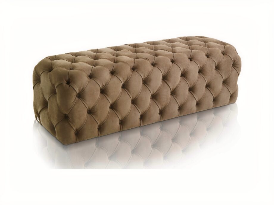 Chelsea indoor benche | DV home. Luxurious tufted bench with solid wood structure, offering custom finishes and elegant Art Deco style.