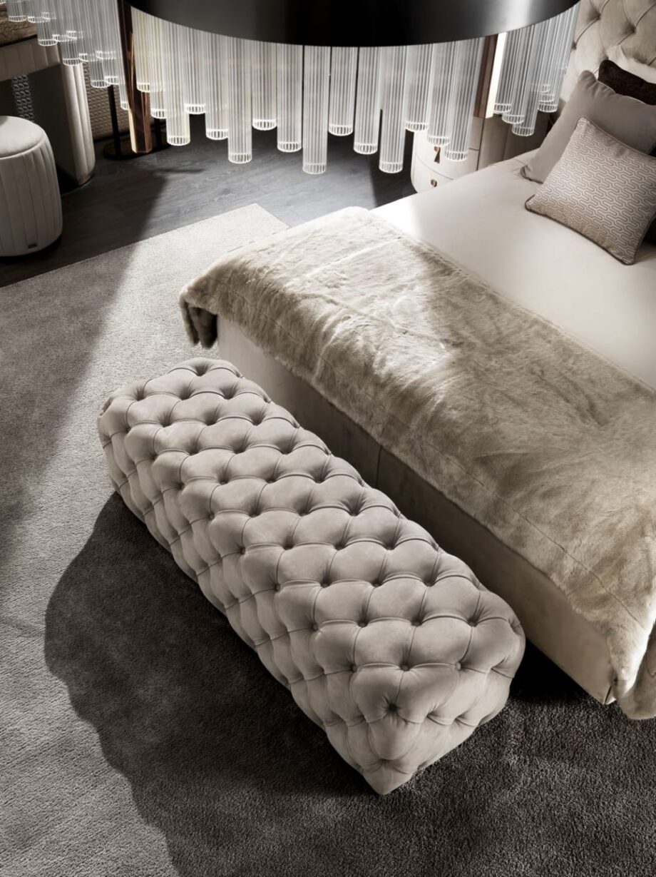Chelsea indoor benche | DV home. Luxurious tufted bench with solid wood structure, offering custom finishes and elegant Art Deco style.