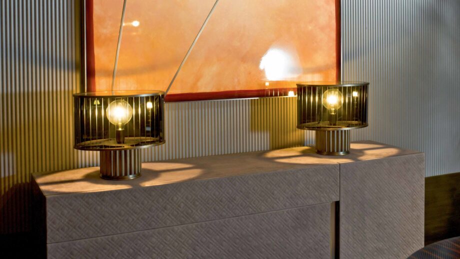 Liberty floor lamp | Rugiano. Elegant floor lamp with a column-like base and luxurious metal finishes, complemented by a glass or fabric lampshade.