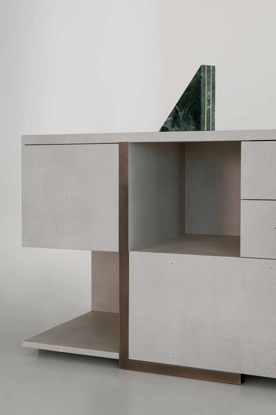 Mondrian chest of drawers | Rugiano. Exquisite chest of drawers with asymmetrical design, combining open shelves and drawers for a modern interior.