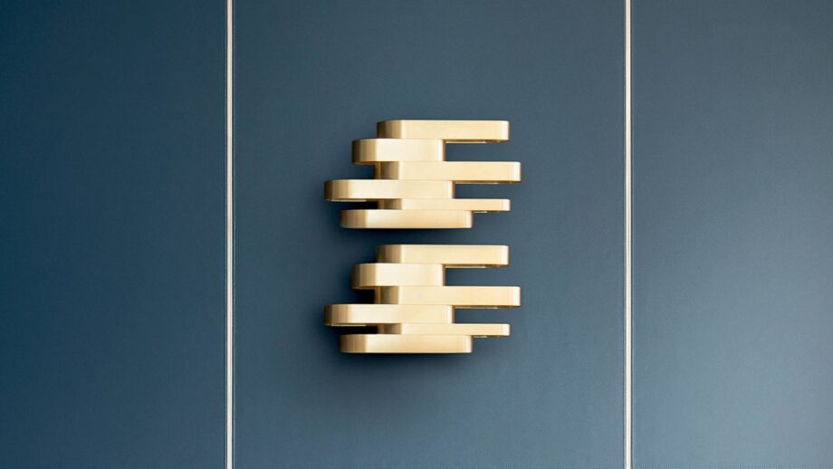 Bijoux Applique wall lamp | Rugiano. Exquisite brass wall lamp with a geometric design, creating a sophisticated play of light.