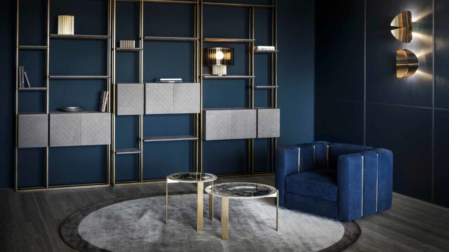 Liberty floor lamp | Rugiano. Elegant floor lamp with a column-like base and luxurious metal finishes, complemented by a glass or fabric lampshade.