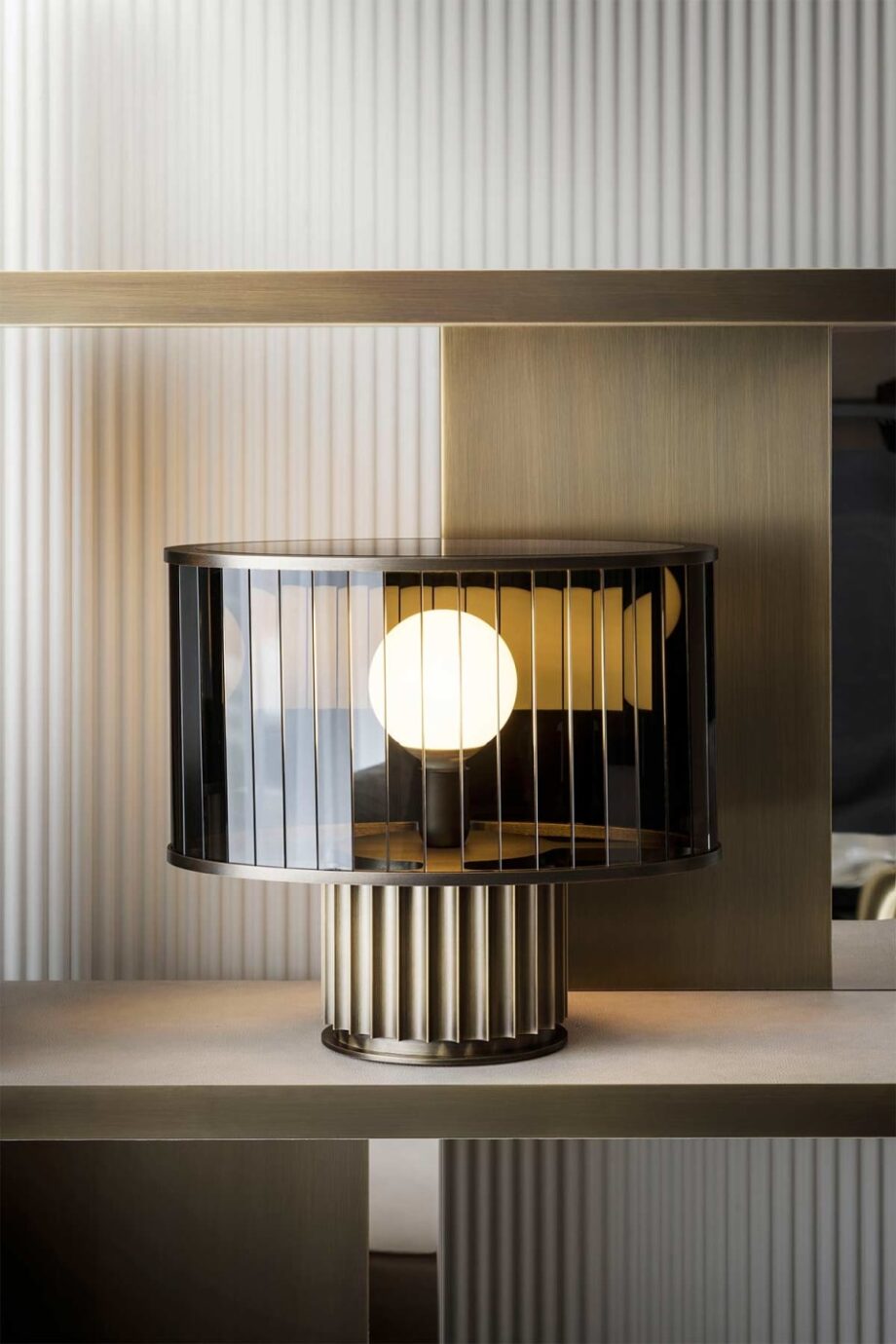 Liberty floor lamp | Rugiano. Elegant floor lamp with a column-like base and luxurious metal finishes, complemented by a glass or fabric lampshade.