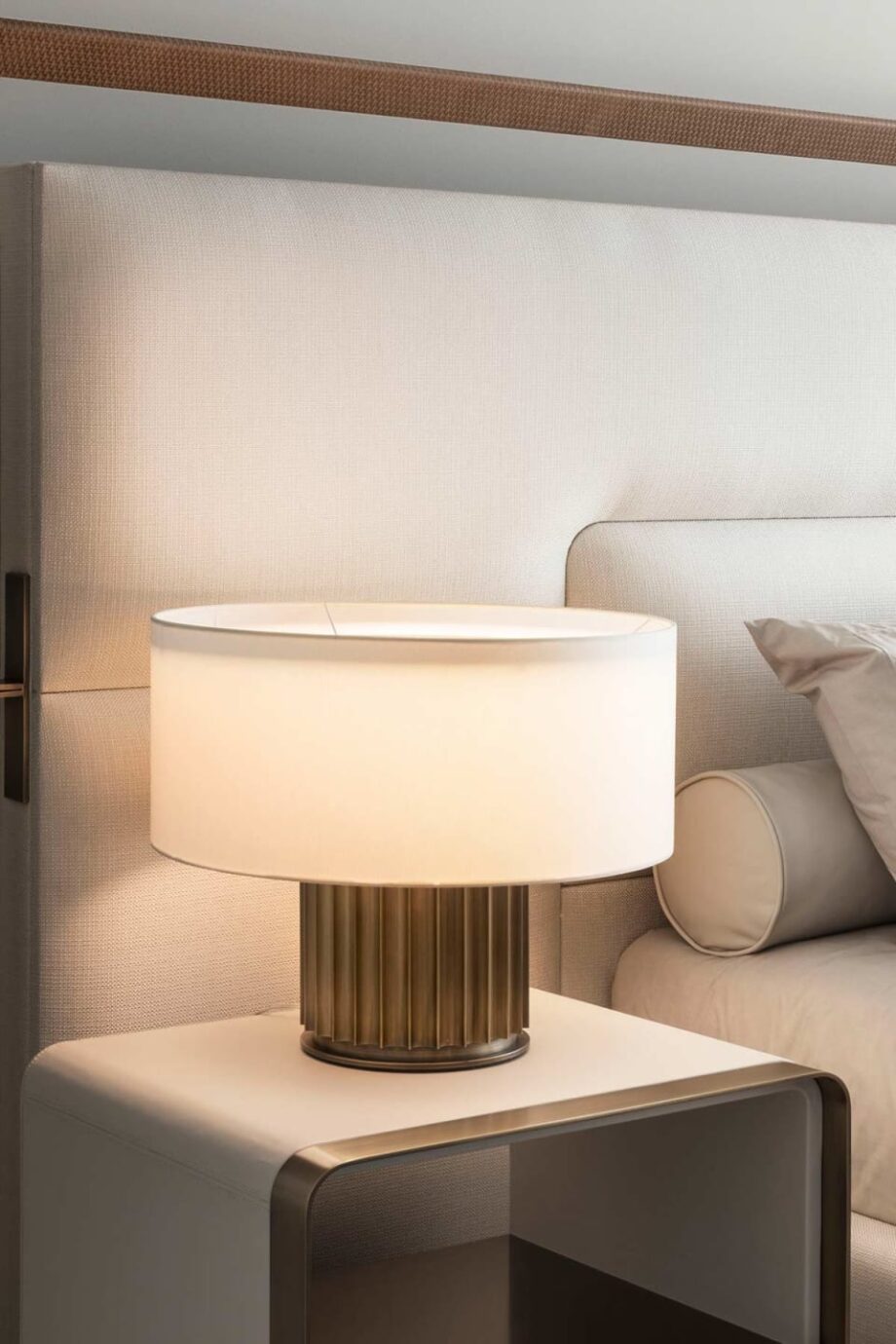 Liberty Soft floor lamp | Rugiano. Elegant lamp series featuring a column-like aluminum base with luxurious finishes and versatile shade options.