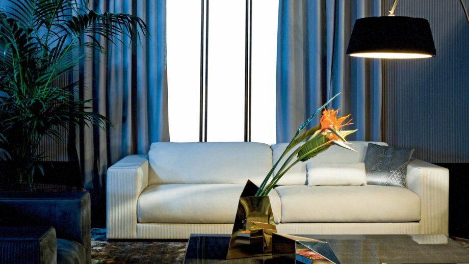 Joanne floor lamp | Rugiano. Elegant floor lamp with a curved metal frame and soft diffused light, perfect for modern interiors.