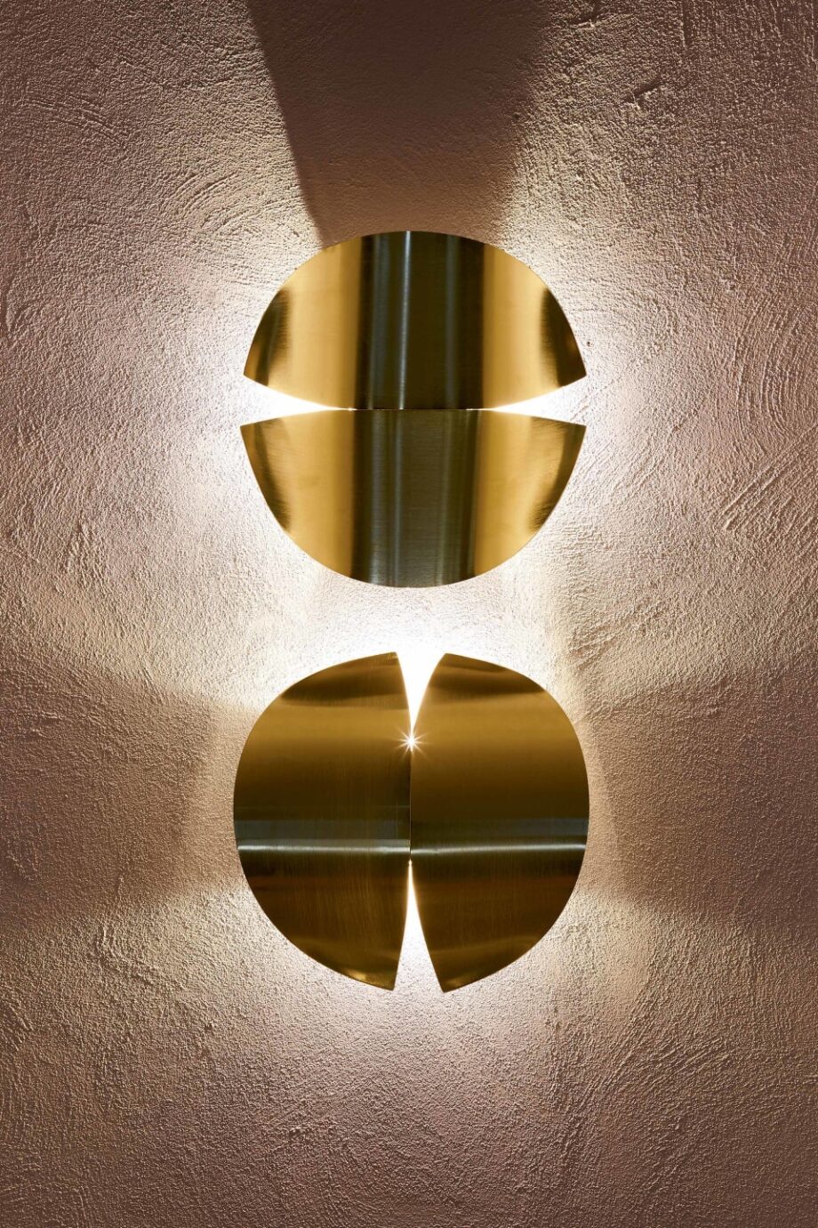 Duo wall lamp | Rugiano. Elegant brass wall lamps in two sizes for sophisticated lighting compositions in modern interiors.