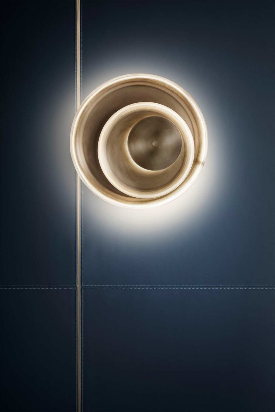 Eclipse wall lamp | Rugiano. Layered brass wall lamps with oblique light, creating volumetric compositions and a unique ambiance.