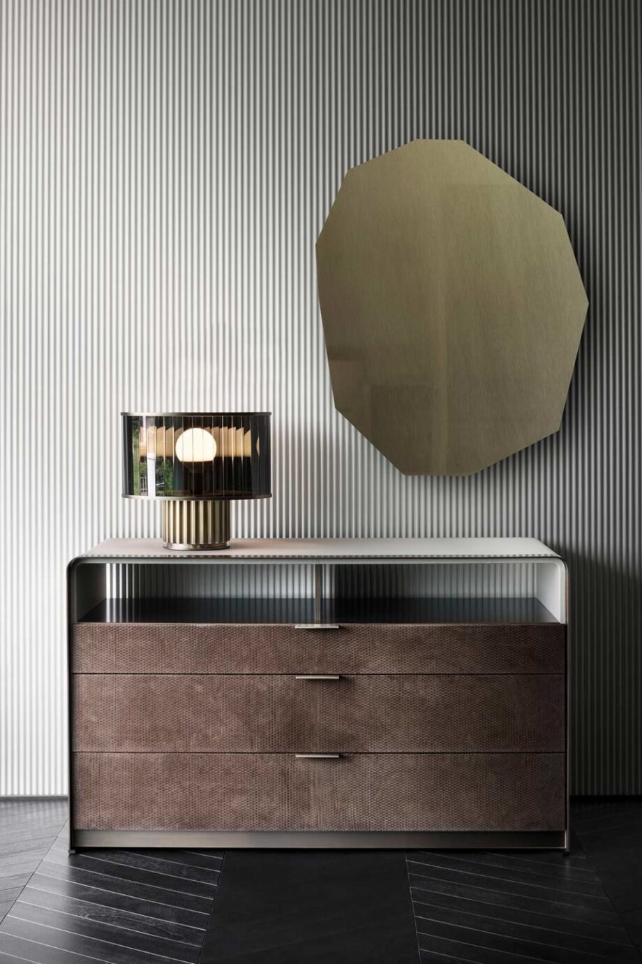 Liberty floor lamp | Rugiano. Elegant floor lamp with a column-like base and luxurious metal finishes, complemented by a glass or fabric lampshade.