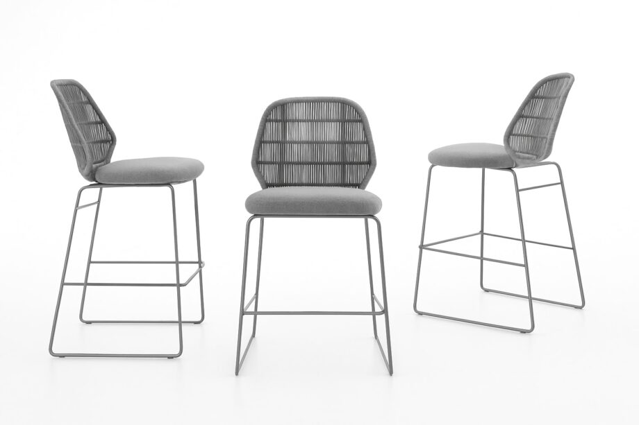 Crinoline outdoor bar chairs | B&B Italia. Outdoor bar chairs with stainless steel frame, removable cushion, and polyethylene interlacing. Stylish, durable, and comfortable seating option.