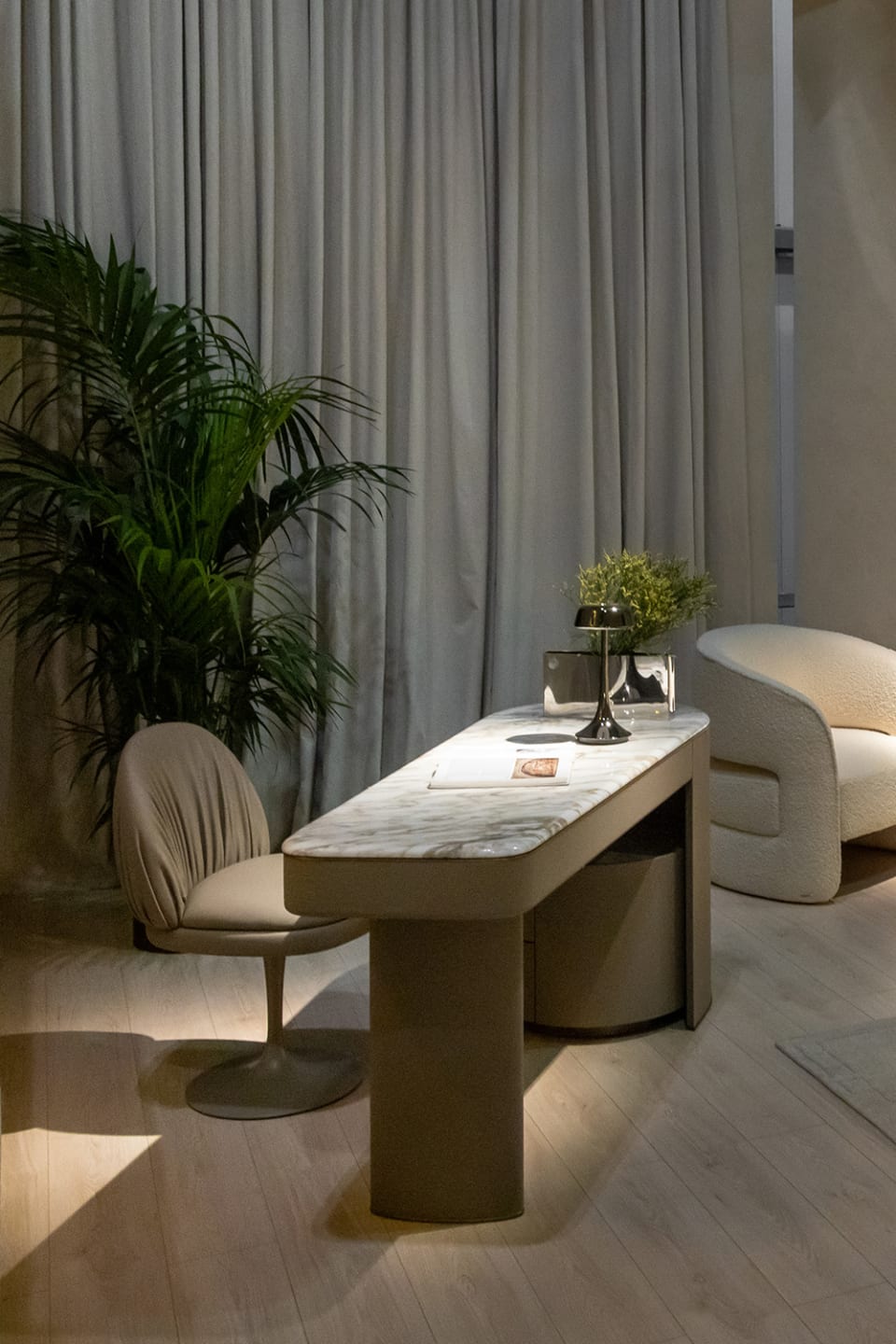 Emily dressing table | Rugiano. Elegant writing desk featuring a marble top, gracefully curved forms, and discreet integrated drawers.