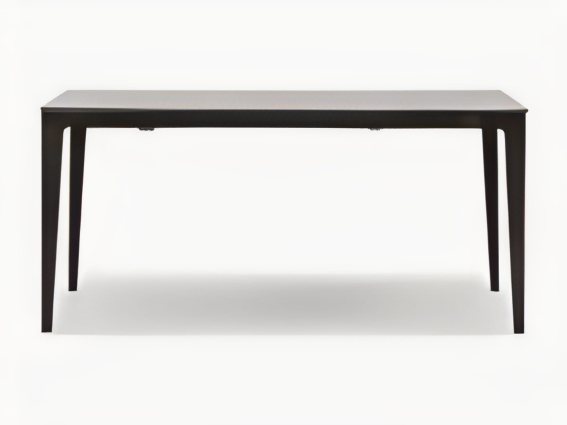 Jag table | ALF Dafre. Elegant, extendable table featuring a metal base and a wood or ceramic top.