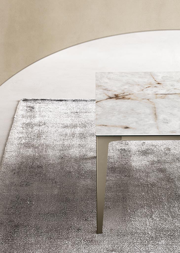 Jag table | ALF Dafre. Elegant, extendable table featuring a metal base and a wood or ceramic top.