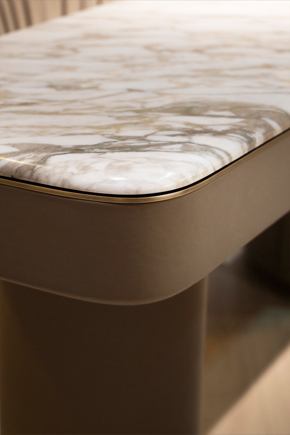 Emily dressing table | Rugiano. Elegant writing desk featuring a marble top, gracefully curved forms, and discreet integrated drawers.