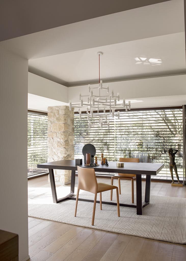 Cartesio table | ALF Dafre. Extendable table with a unique base and an extra thick tabletop for modern dining.