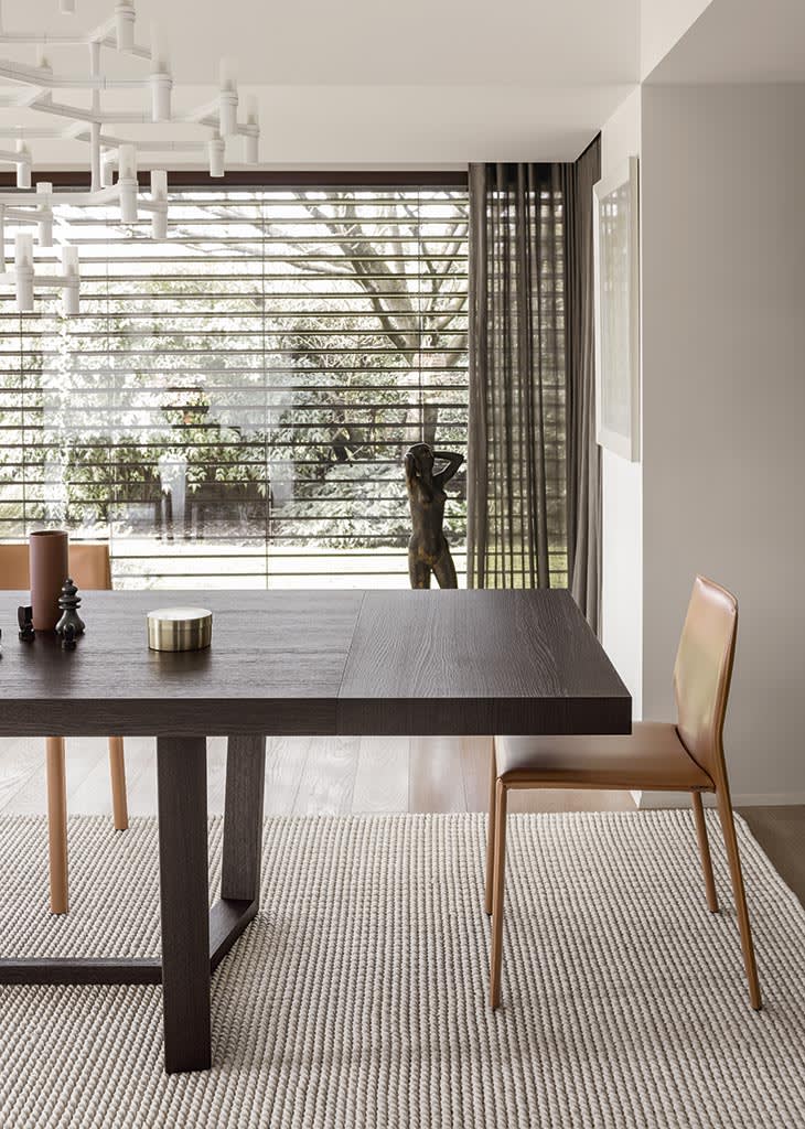 Cartesio table | ALF Dafre. Extendable table with a unique base and an extra thick tabletop for modern dining.