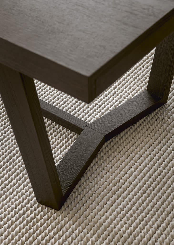 Cartesio table | ALF Dafre. Extendable table with a unique base and an extra thick tabletop for modern dining.