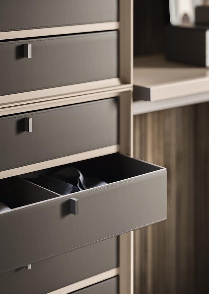 Antis wardrobe | ALF Dafre. Modular walk-in wardrobe system with adjustable uprights, offering configuration freedom and perfect space organization.