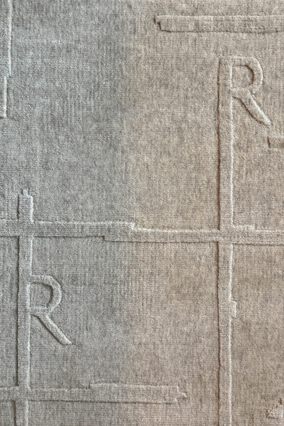 Diadema rug | Rugiano. Luxurious rug with a unique geometric pattern made from high-quality wool, creating an atmosphere of sophistication and comfort.