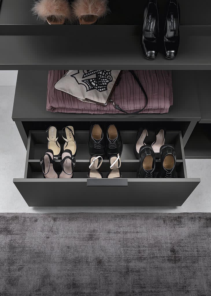 Store closet | ALF Dafre. Modular walk-in wardrobe system with a wide range of elements for perfect organization and personalized design.