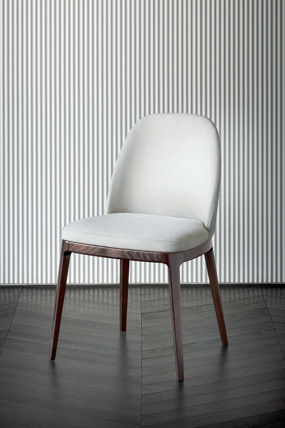 Pocket chair | Rugiano. Elegant upholstered chair with wooden legs, available with a high back for enhanced comfort and style.