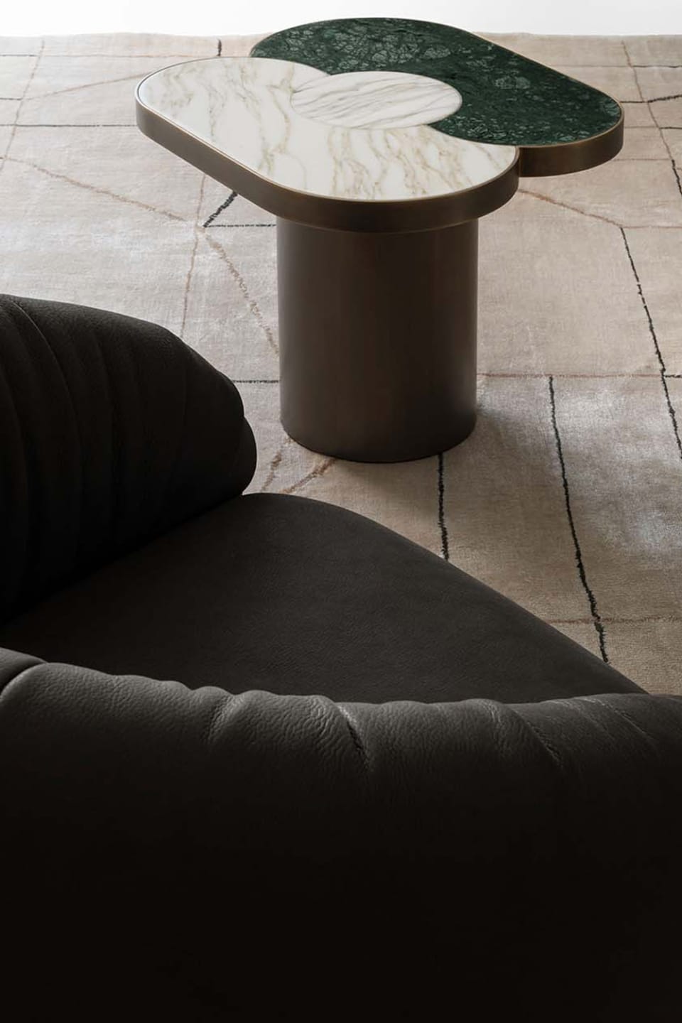 Signum rug | Rugiano. Designer rug with a unique geometric pattern, creating a dynamic and harmonious atmosphere in any interior.