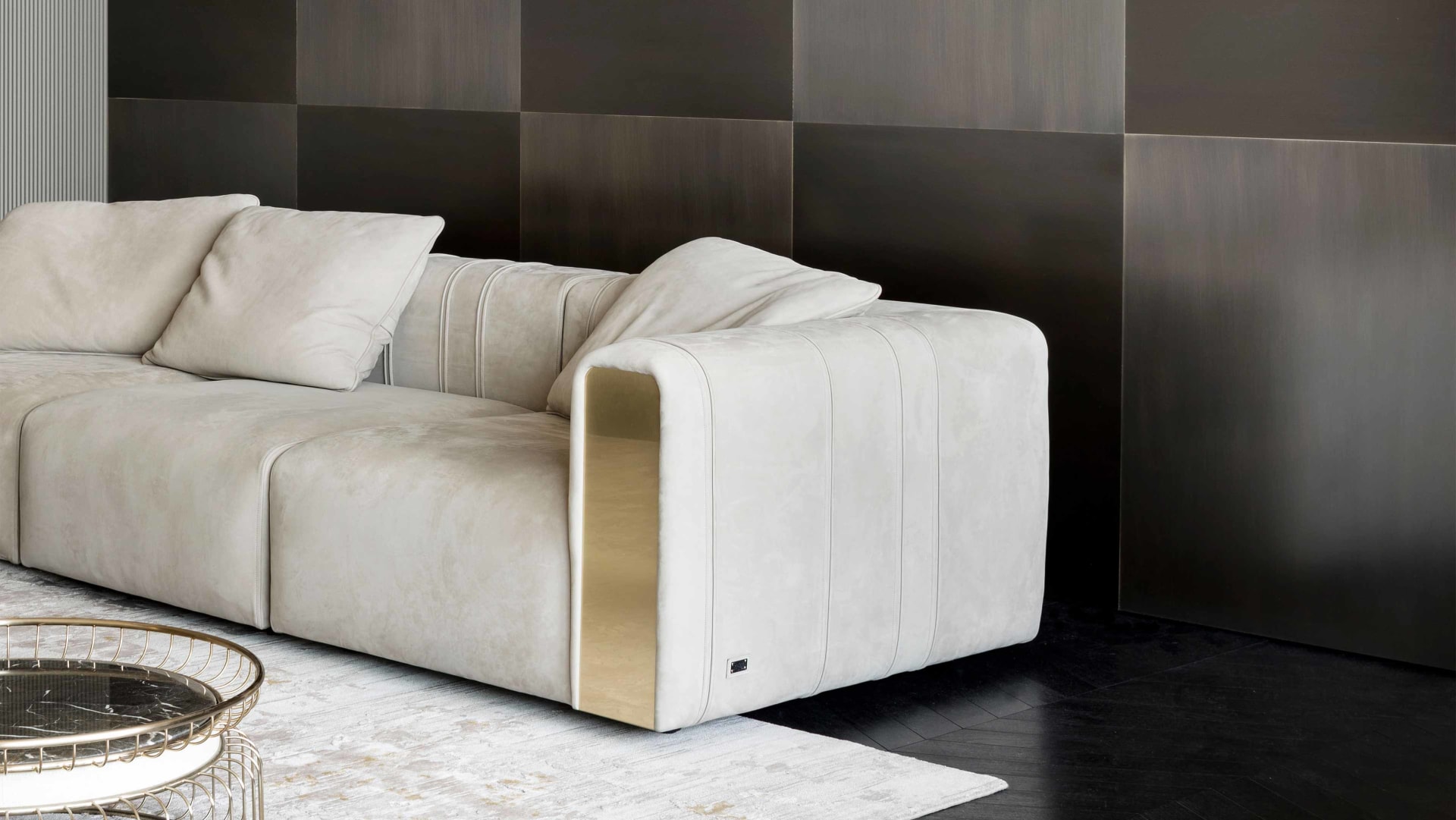 Luz armchair | Rugiano. Luxurious upholstered sofa with distinctive brushed brass armrest details and elegant pleated backrest.