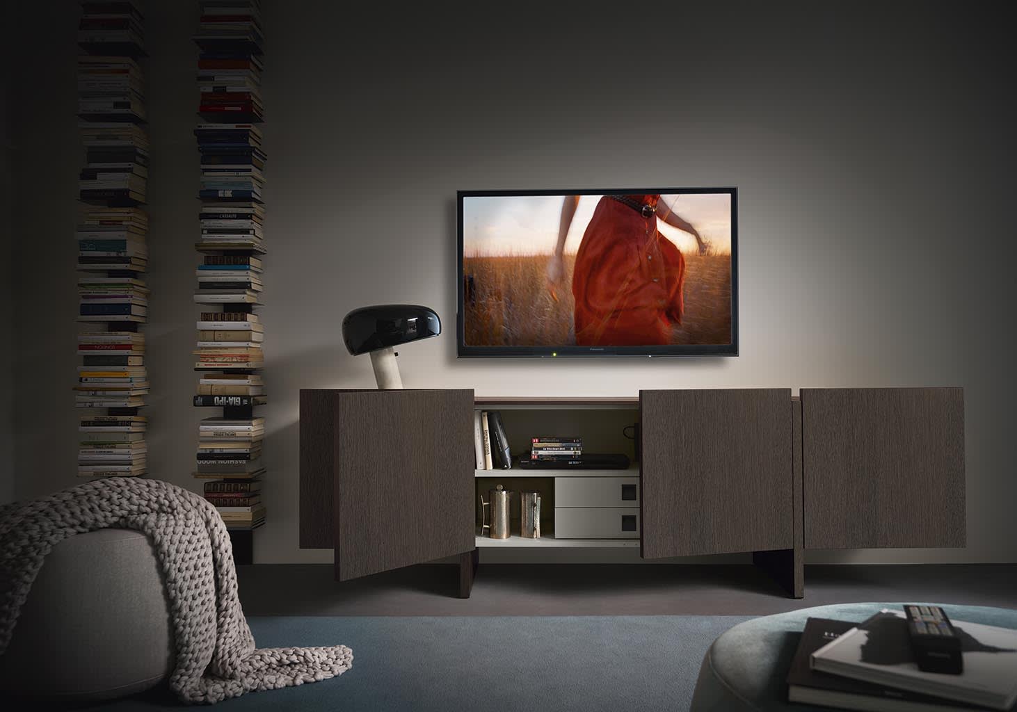 Recta bar cabinet | ALF Dafre. Modular storage with contrasting fronts, 180° opening doors, and internal lacquering for custom solutions.