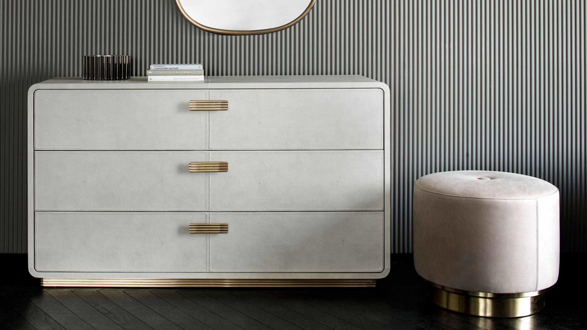 Club chest of drawers | Rugiano. Luxurious chest of drawers with three leather-upholstered drawers, a sophisticated marble top, and elegant metal accents.
