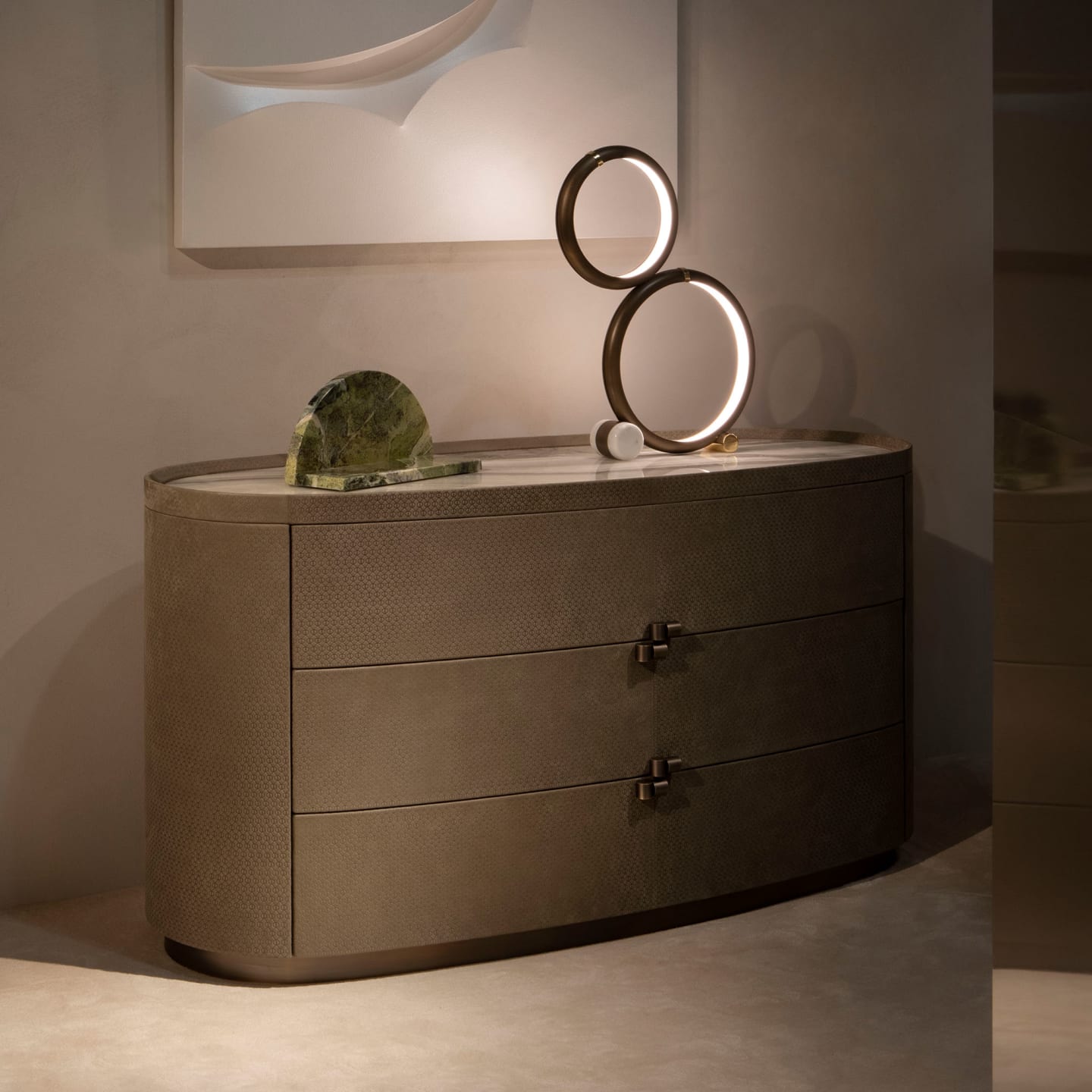 Boheme chest of drawers | Rugiano. Luxurious chest of drawers with three leather-upholstered drawers, a sophisticated marble top, and elegant gloss brass accents.