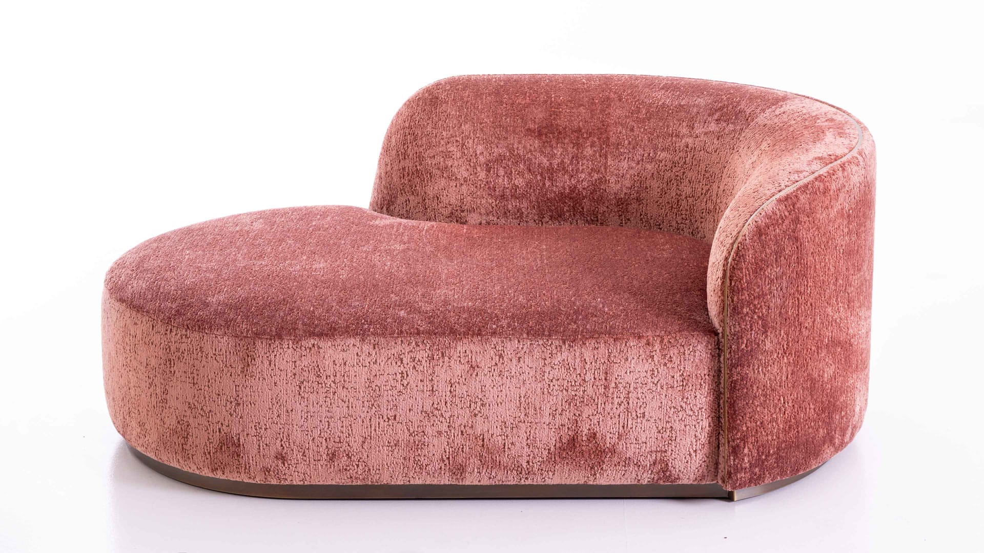Pierre chaise longue | Rugiano. Luxurious modern chaise longue with elegant curved design, perfect for sophisticated relaxation in high-end interiors.