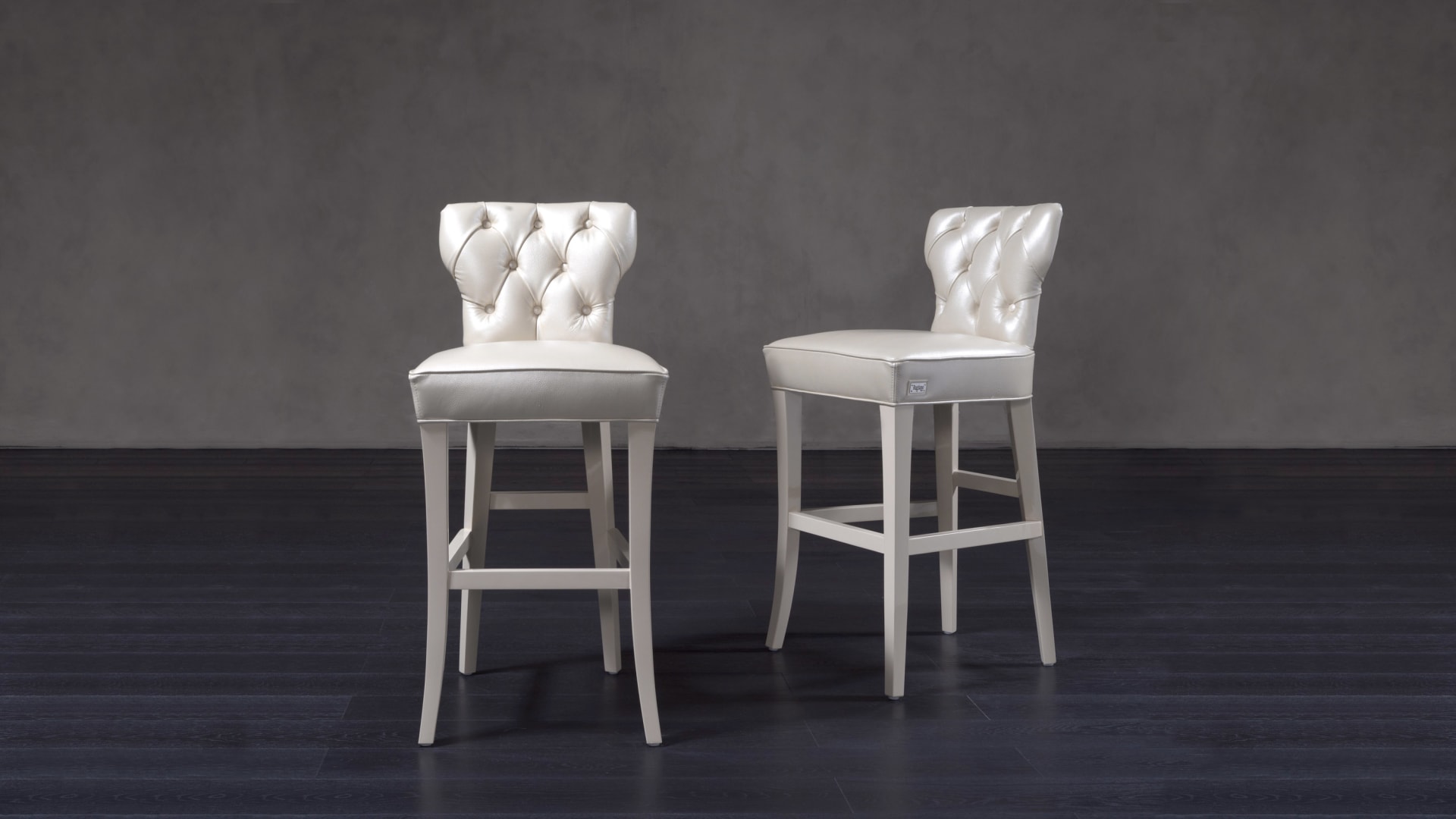 Guendalina 1 bar chair | Rugiano. Elegant, high-end barstool with a distinctive tufted back, perfect for sophisticated interiors.