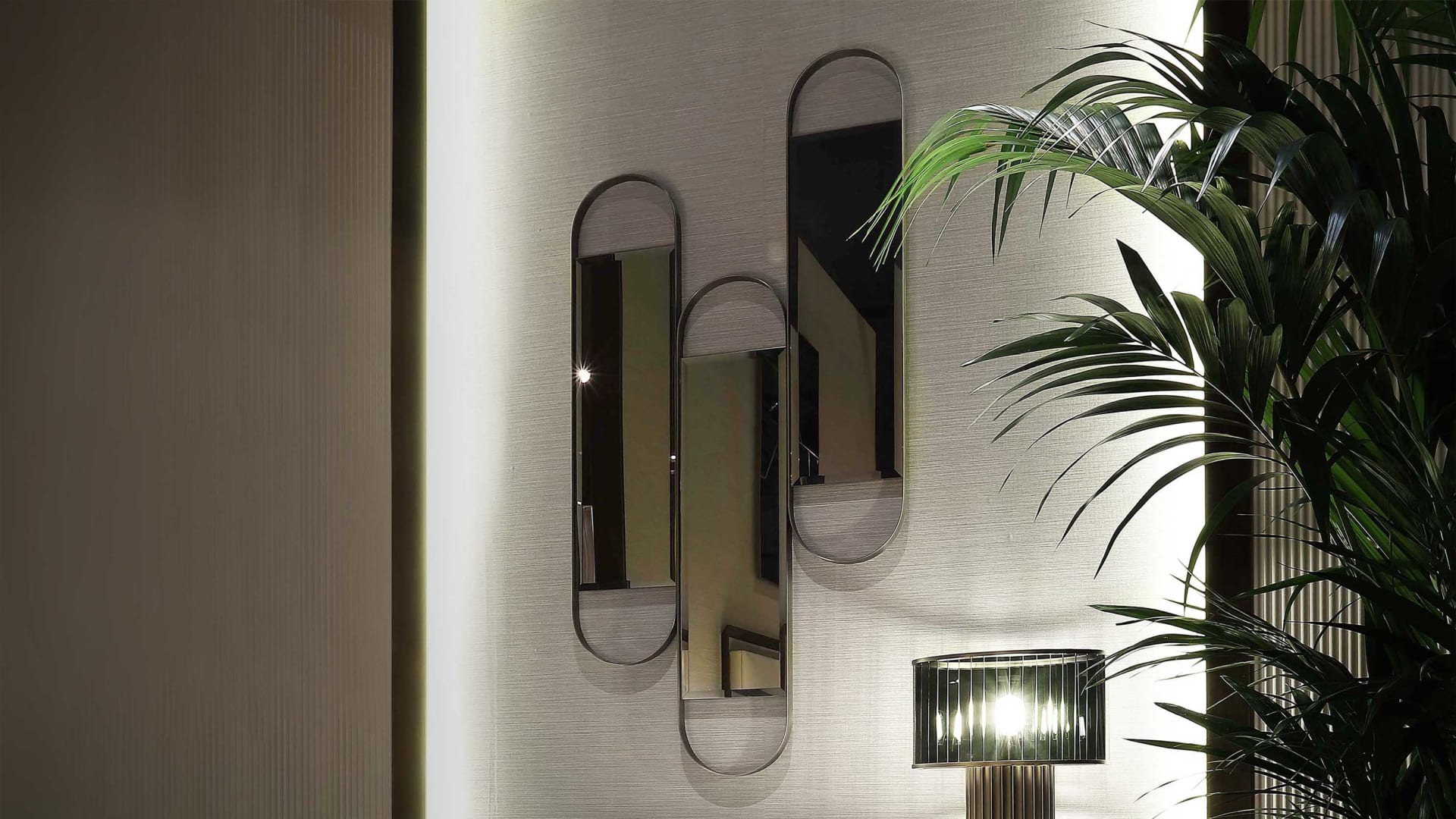 Turandot mirror | Rugiano. Elegant mirror with an oval bronze frame and rectangular glass, perfect for creating unique compositions.